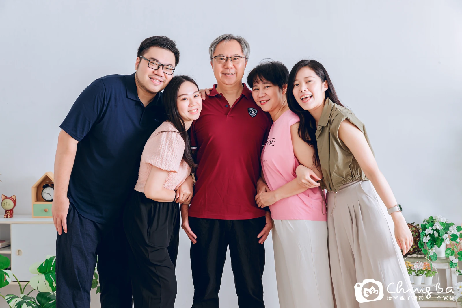 一家人在晴爸攝影棚拍全家福