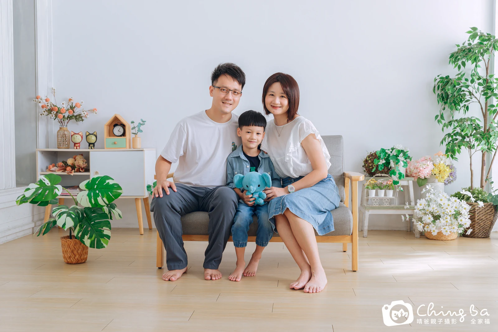 一家人在晴爸攝影棚拍全家福