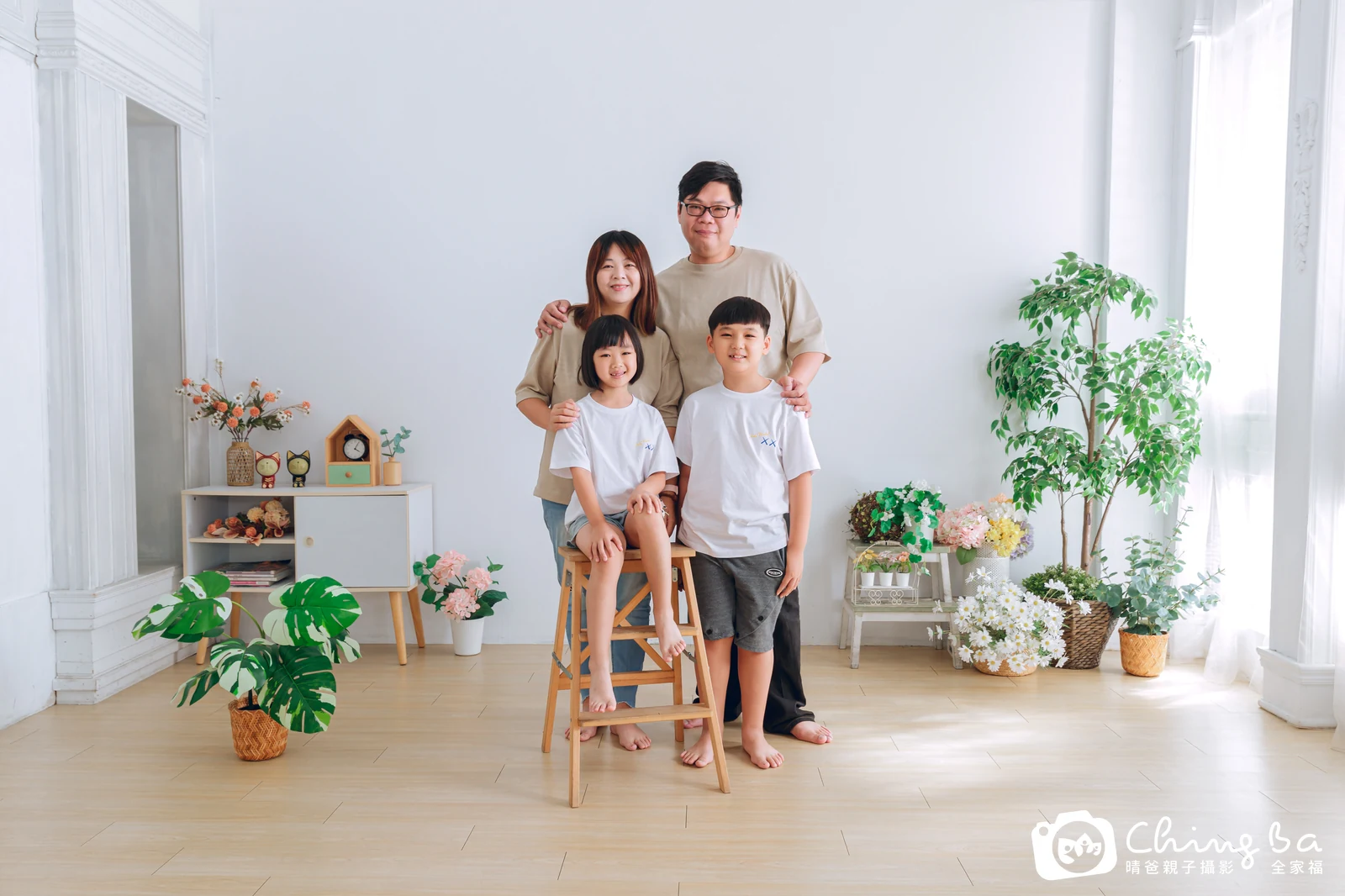 一家人在晴爸攝影棚拍全家福