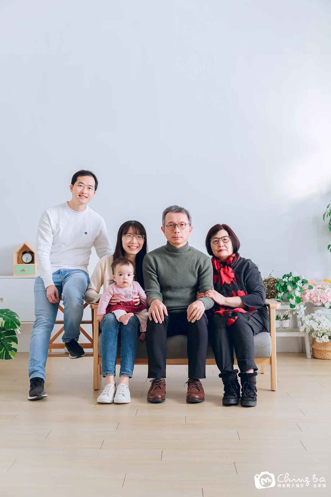 2023 年新春的家族全家福，7 大 2 小