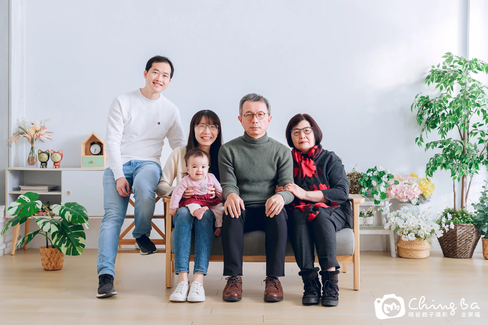 一家人在晴爸攝影棚拍全家福