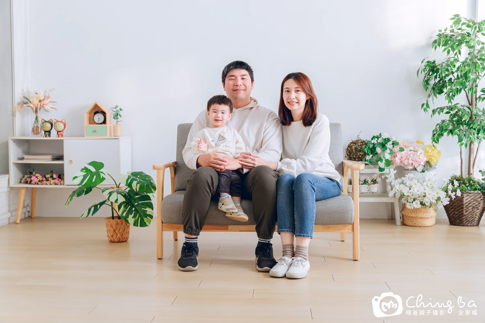 一家人在晴爸攝影棚拍全家福