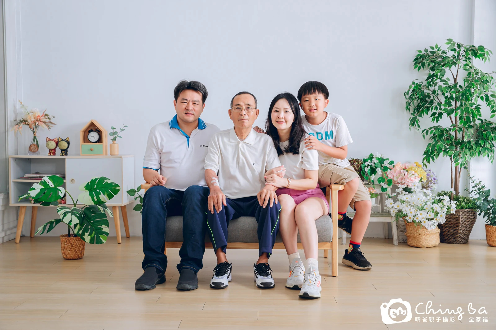 2023 年秋季的家族全家福,7 大 1 小