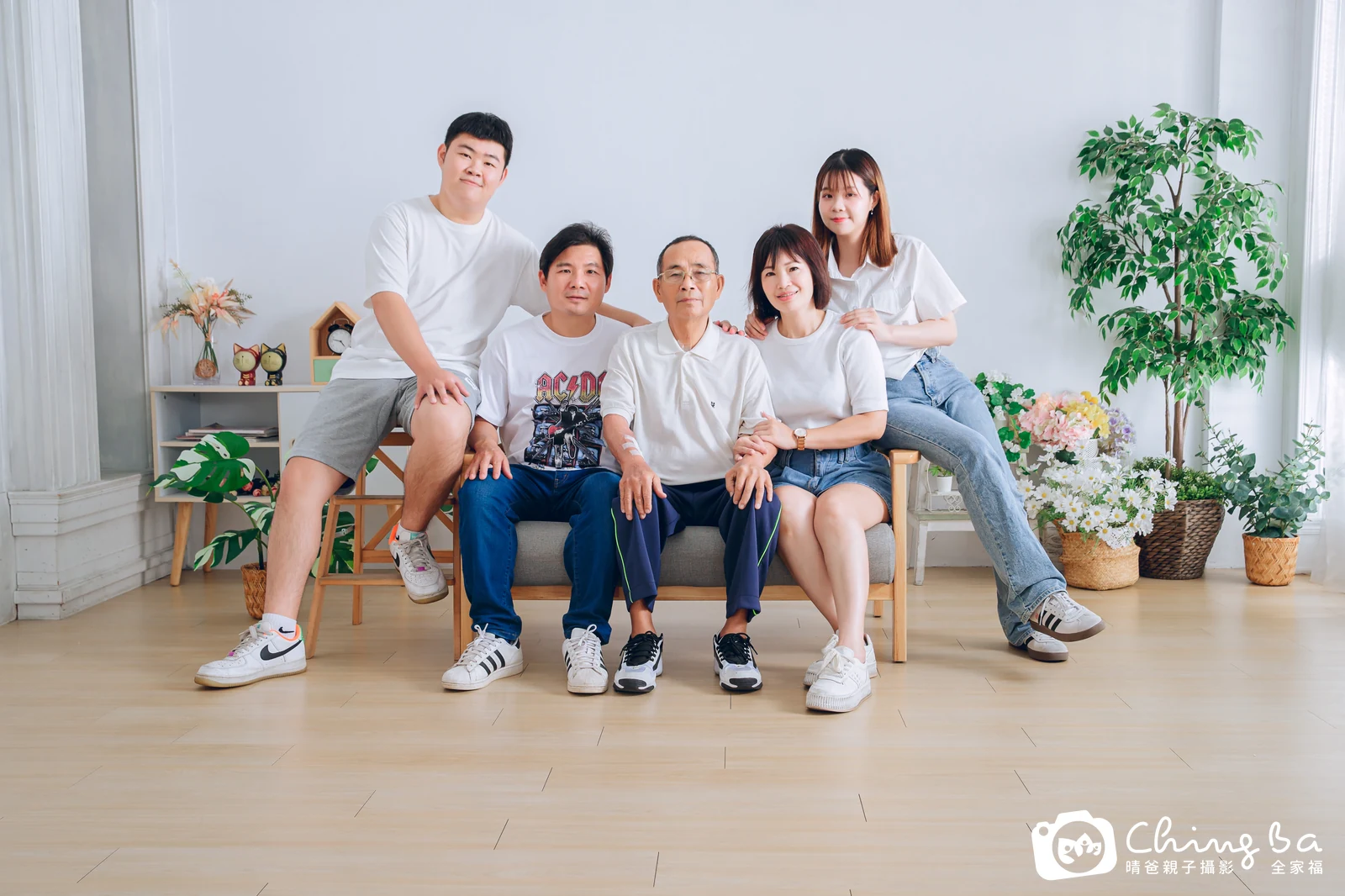一家人在晴爸攝影棚拍全家福