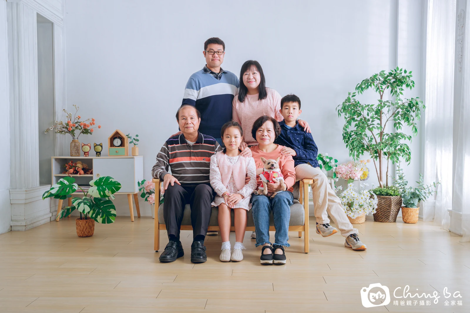 2025 年新春的家族全家福，5 大 2 小