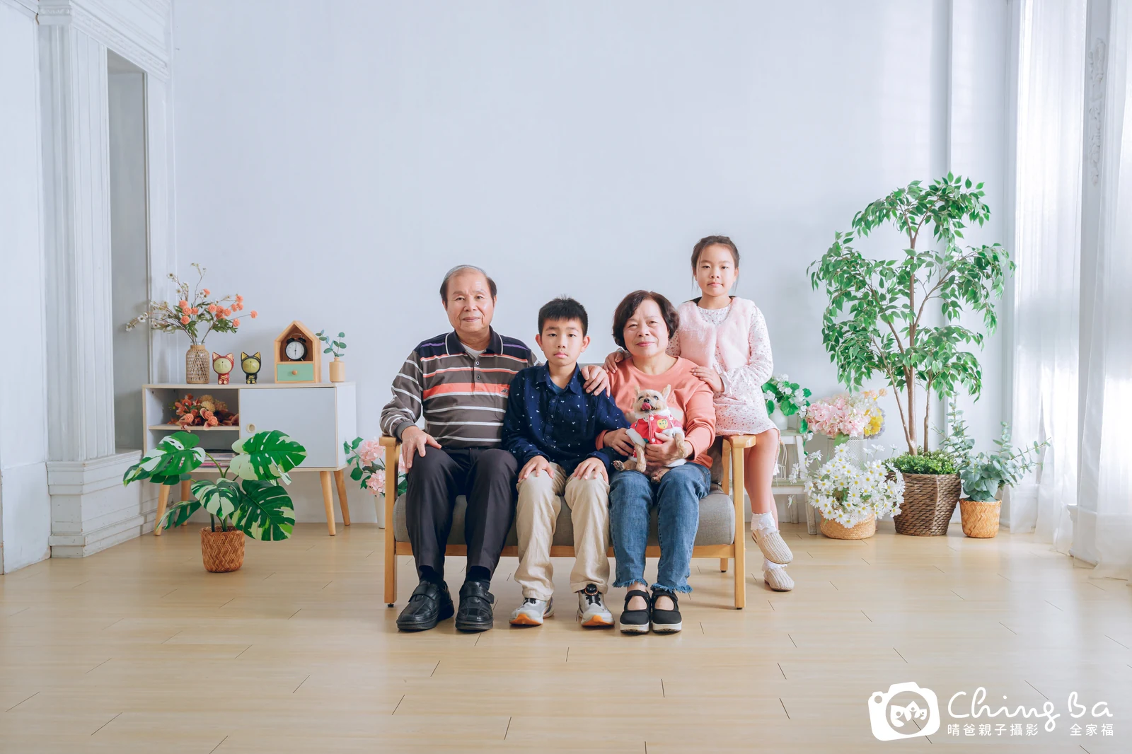 一家人在晴爸攝影棚拍全家福
