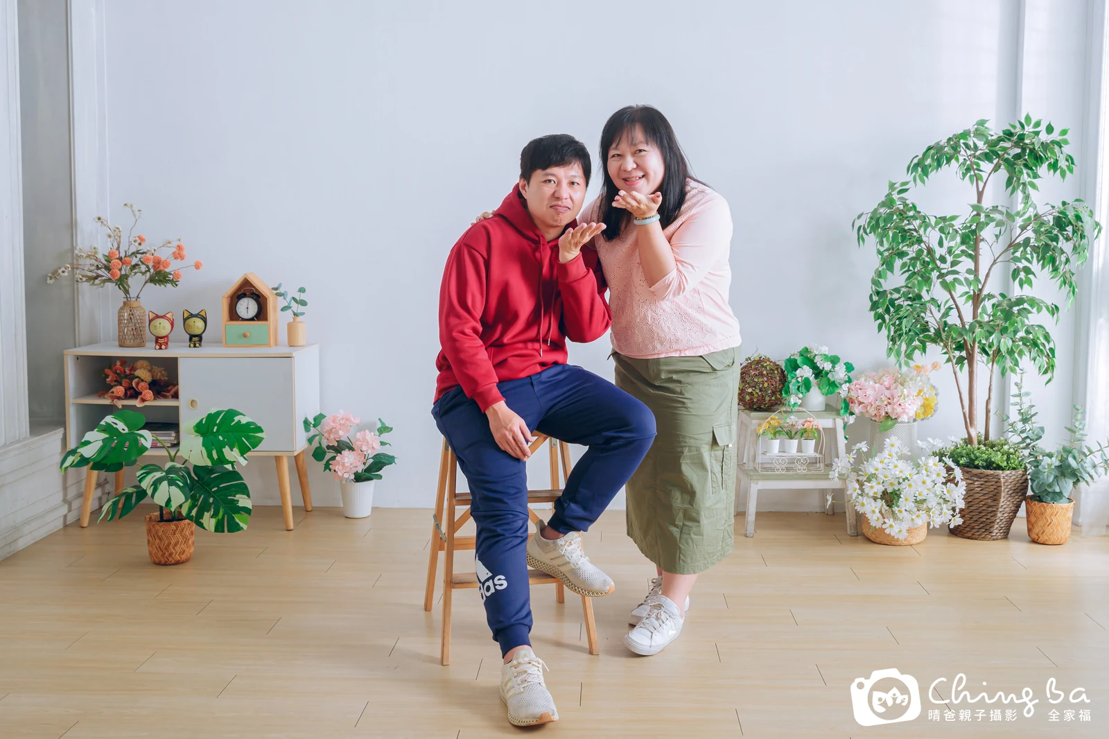 一家人在晴爸攝影棚拍全家福
