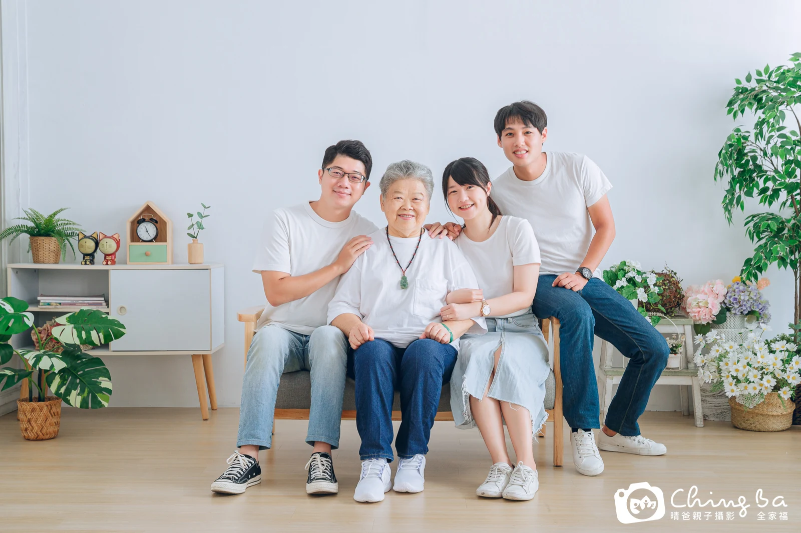 一家人在晴爸攝影棚拍全家福
