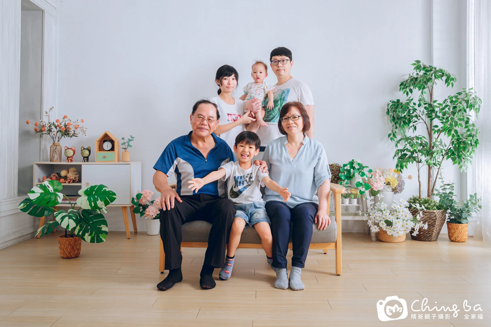 2025 年夏季的家族全家福,6 大 3 小