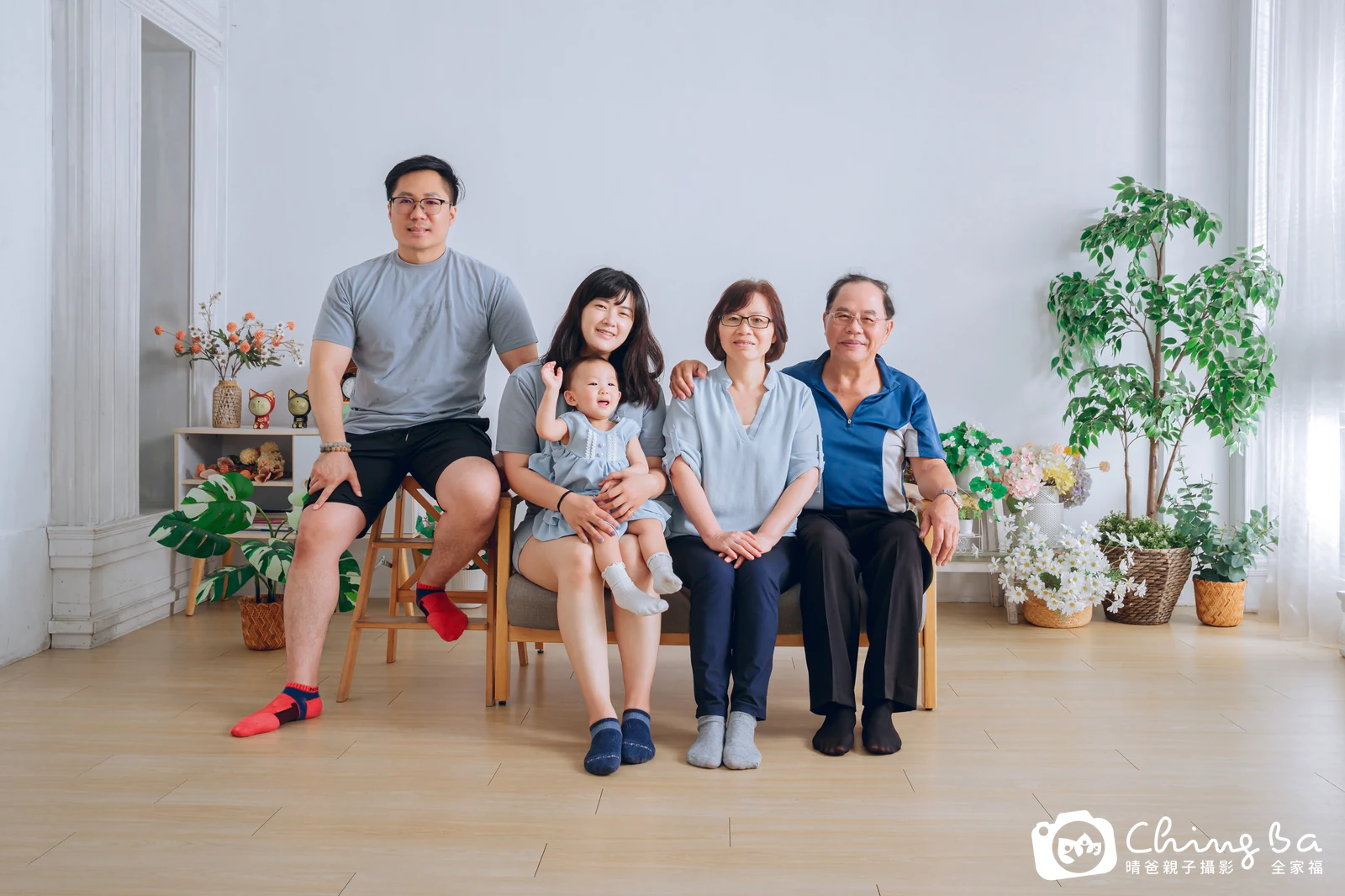 一家人在晴爸攝影棚拍全家福