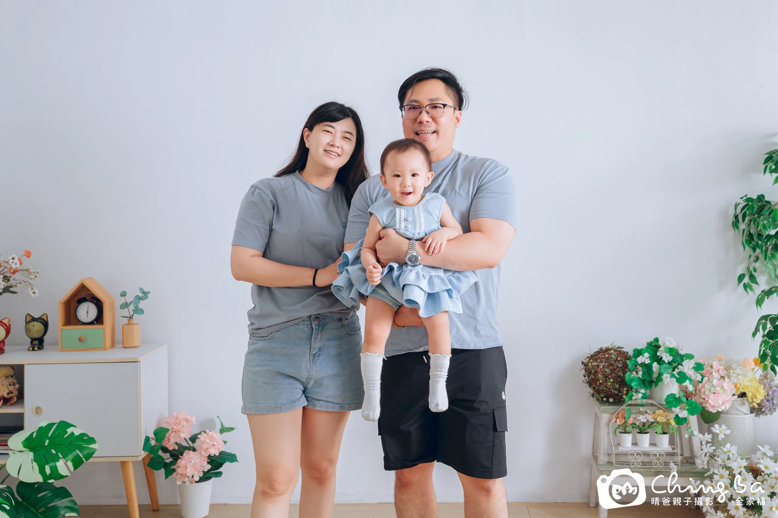 2025 年夏季的家族全家福,6 大 3 小