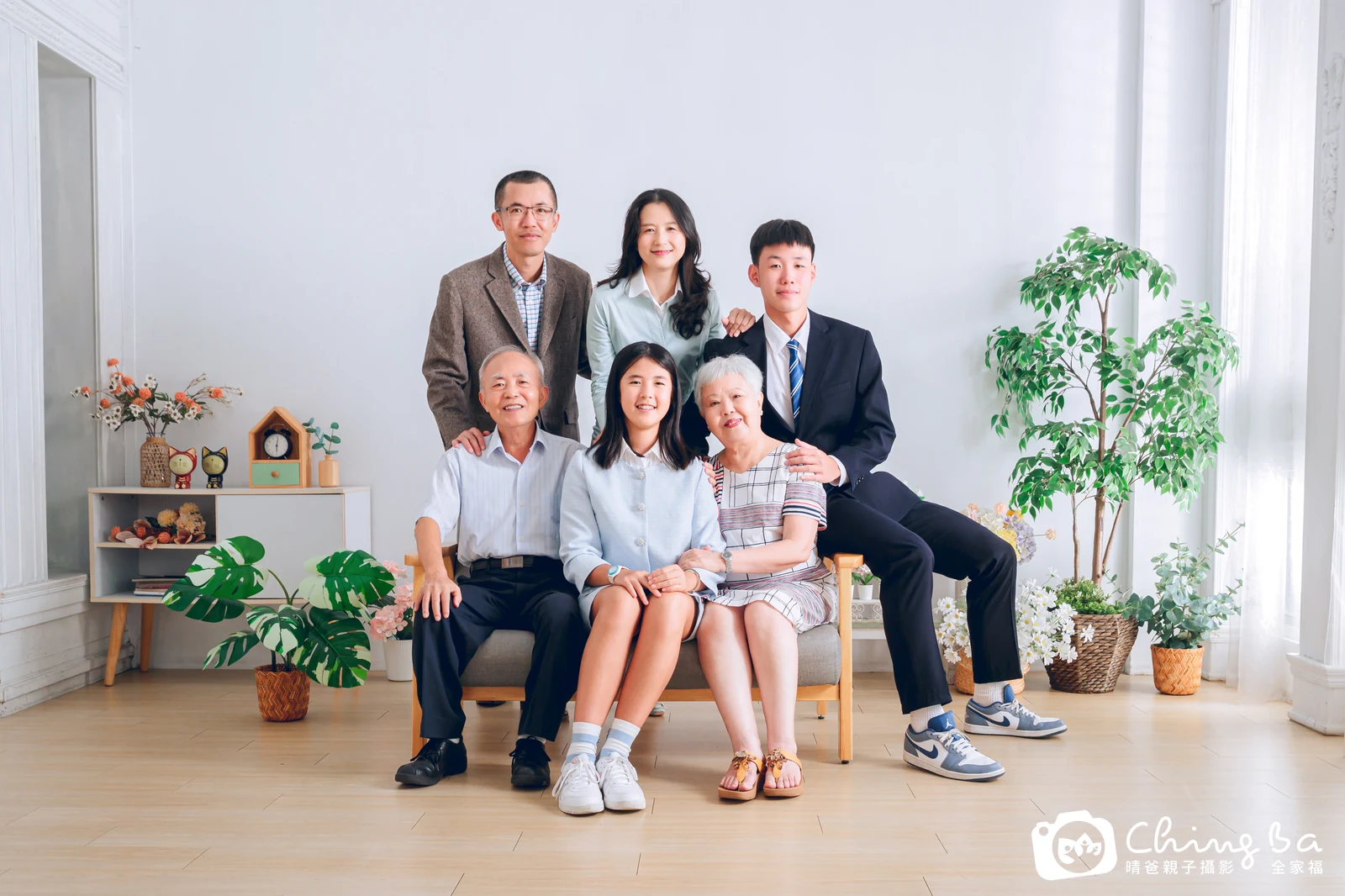 2025 年夏季的家族全家福,5 大 2 小
