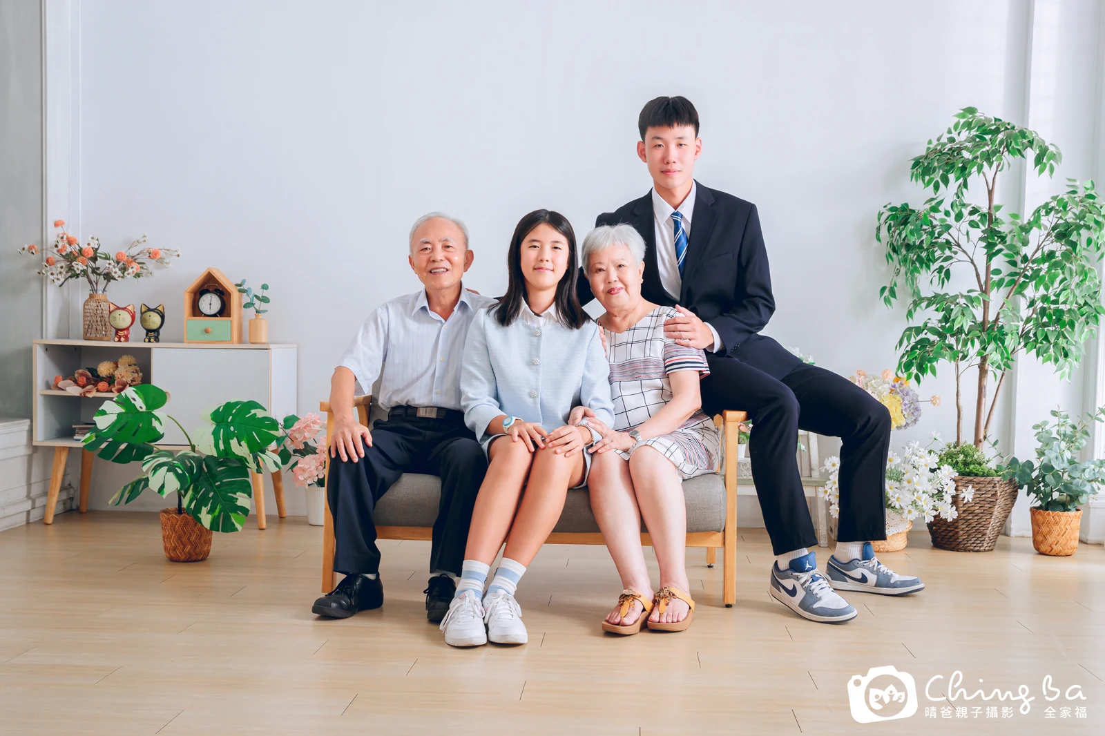 一家人在晴爸攝影棚拍全家福