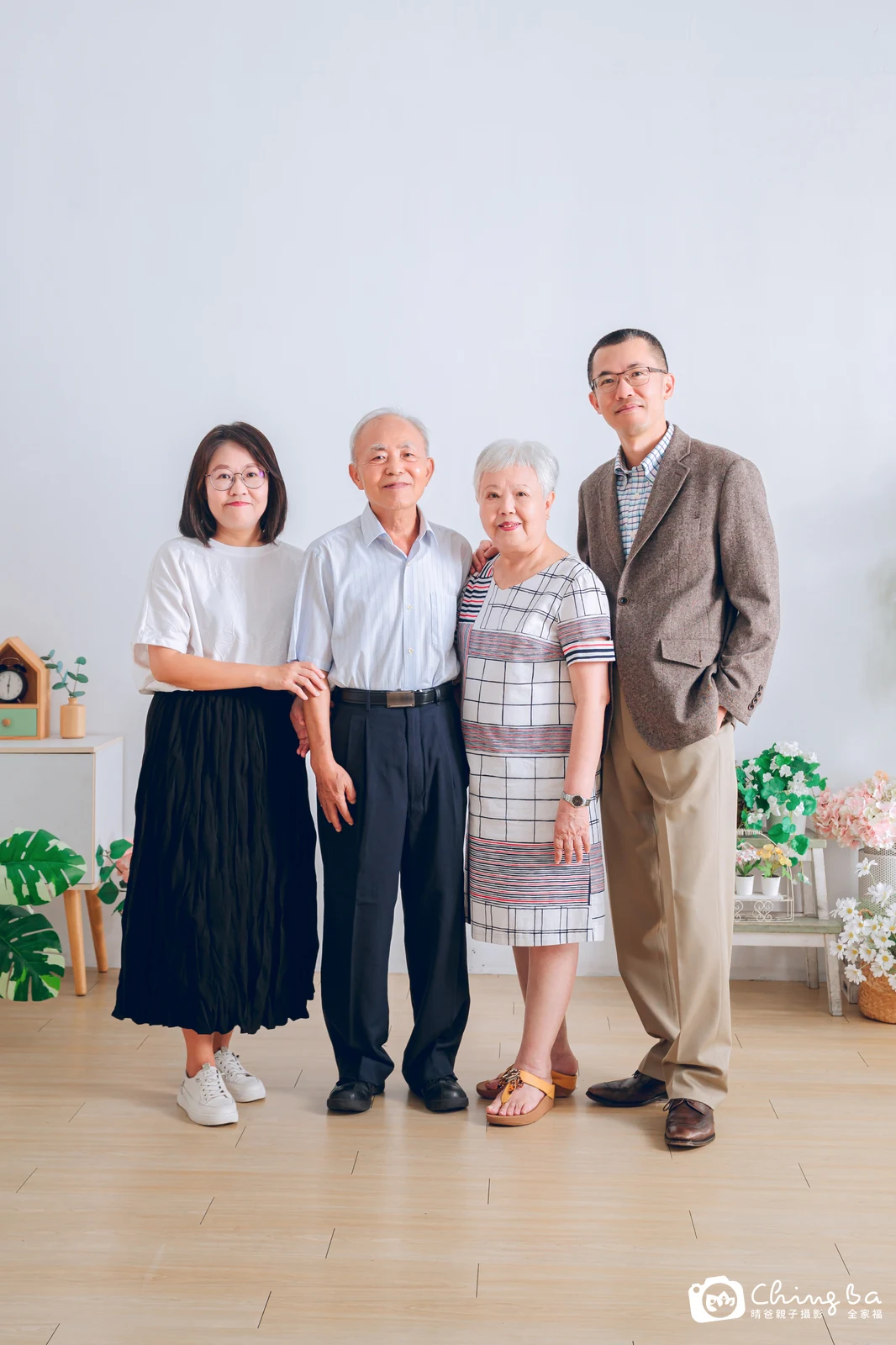 2025 年夏季的家族全家福，5 大 2 小