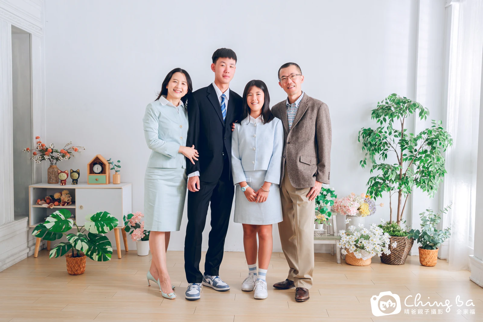 一家人在晴爸攝影棚拍全家福