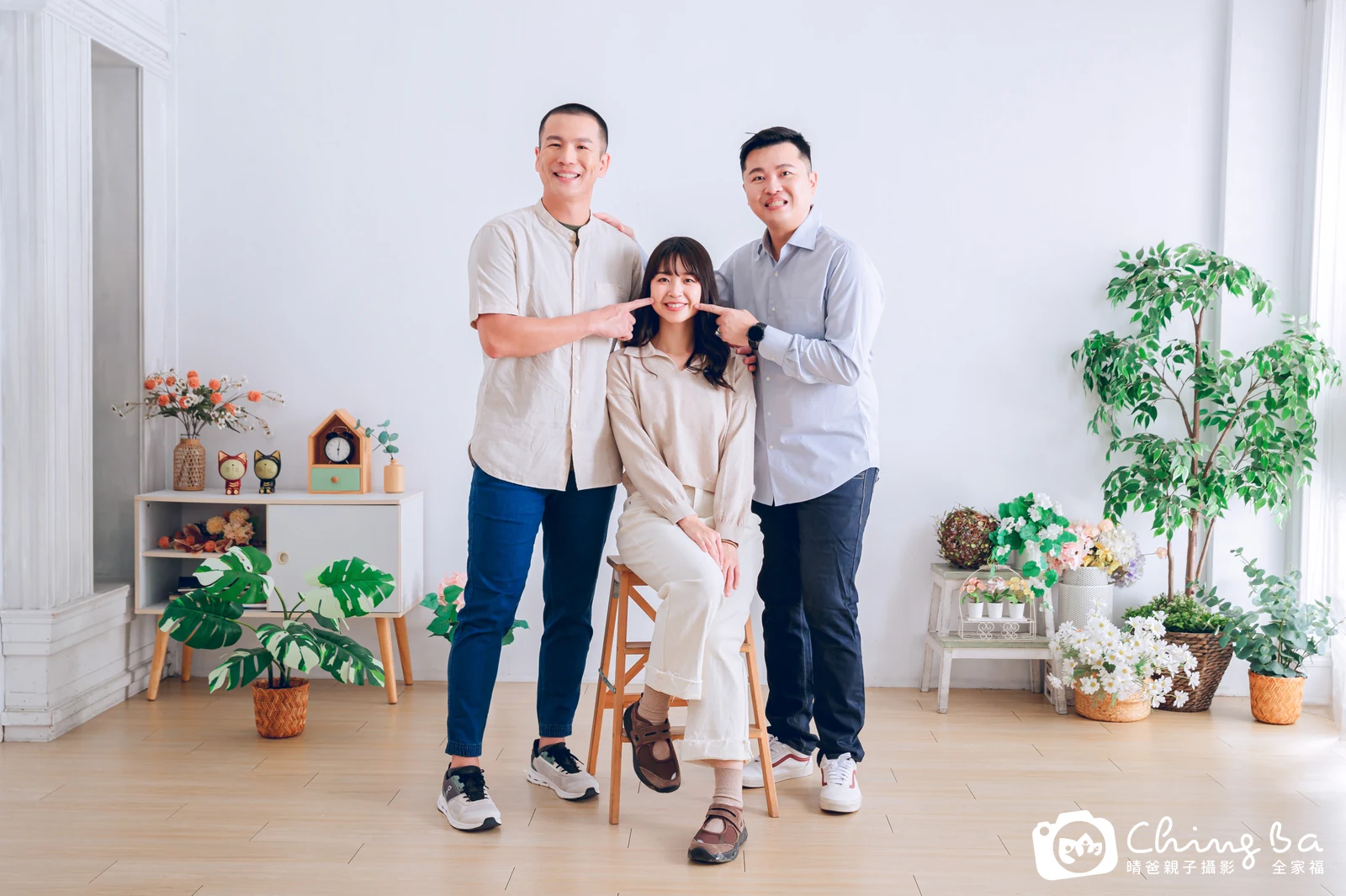 一家人在晴爸攝影棚拍全家福