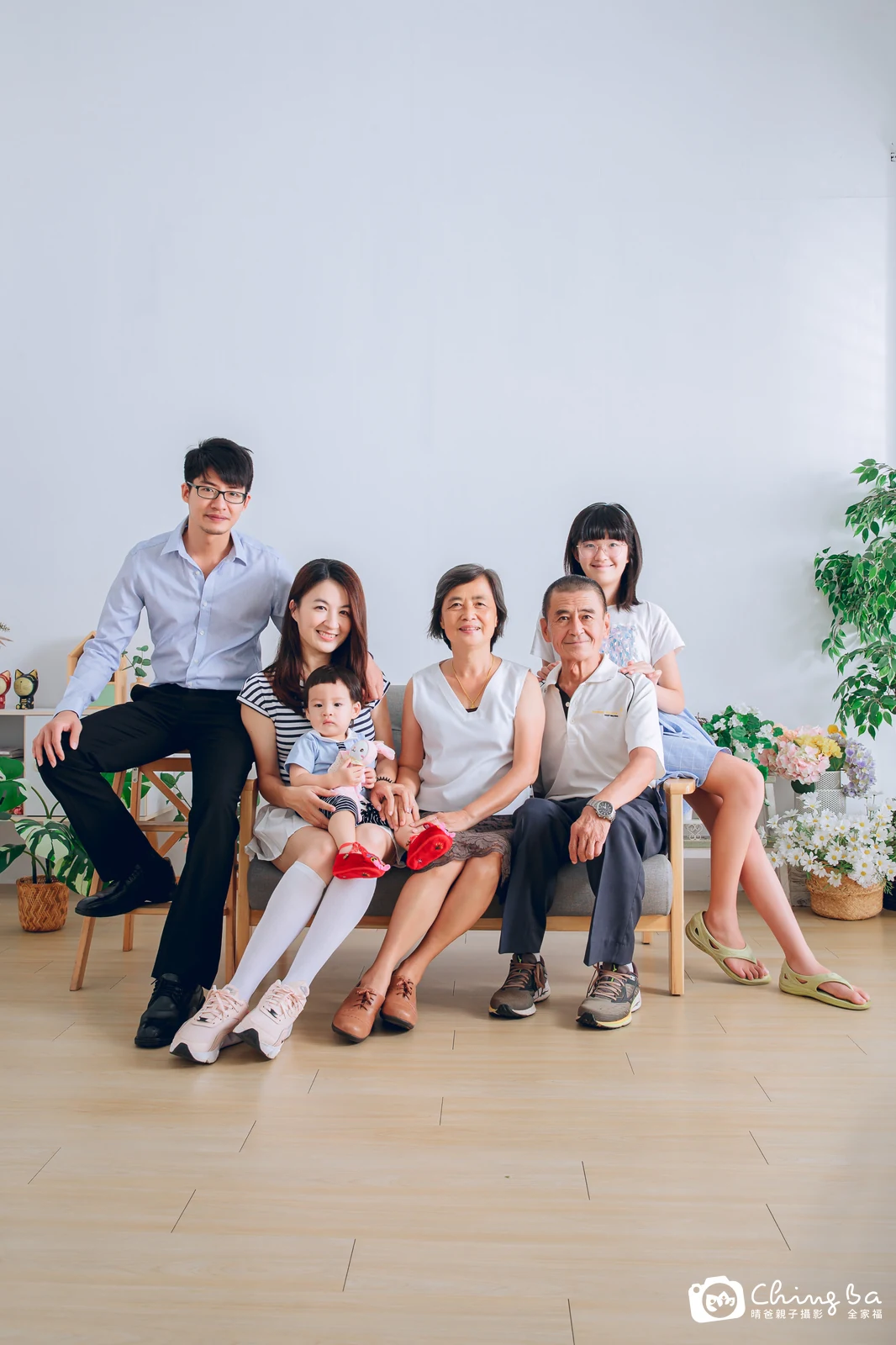 一家人在晴爸攝影棚拍全家福