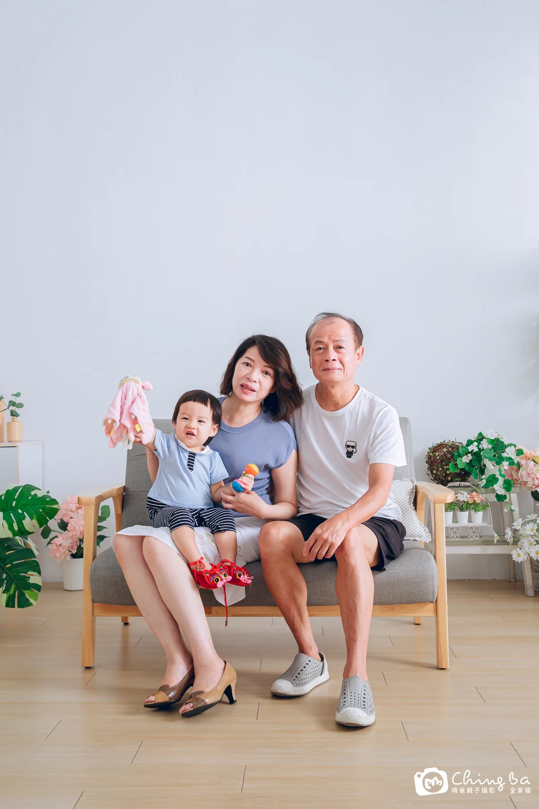 一家人在晴爸攝影棚拍全家福