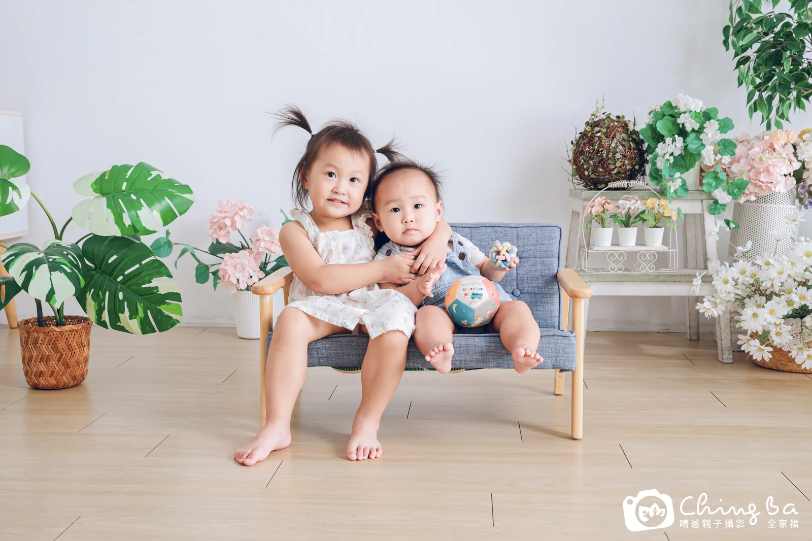 2026 年夏季的家族全家福，2 大 2 小
