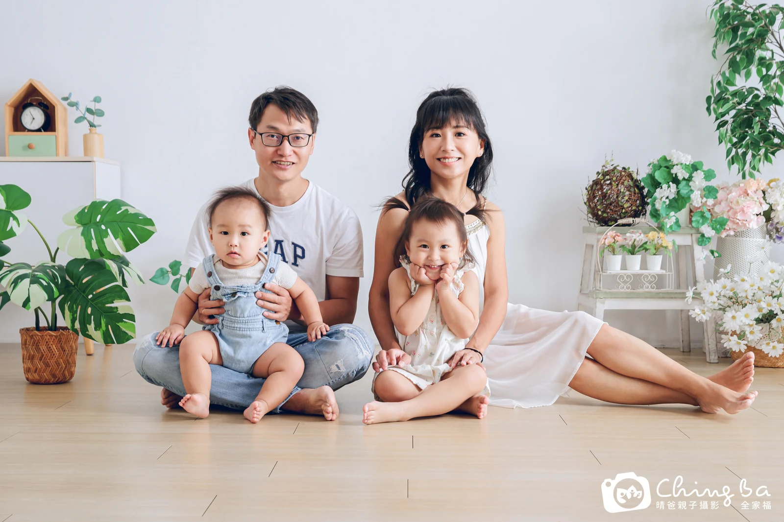 一家人在晴爸攝影棚拍全家福