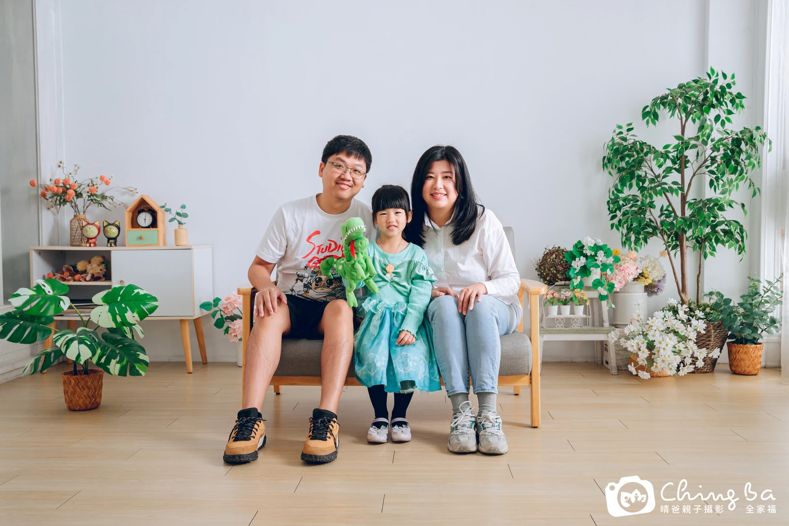 一家人在晴爸攝影棚拍全家福