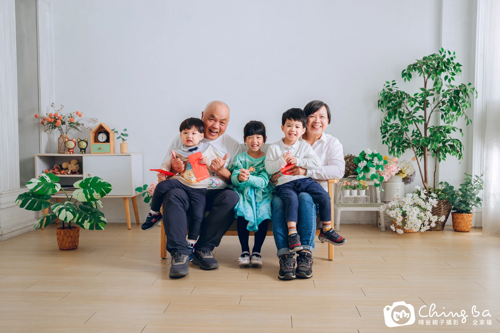 一家人在晴爸攝影棚拍全家福