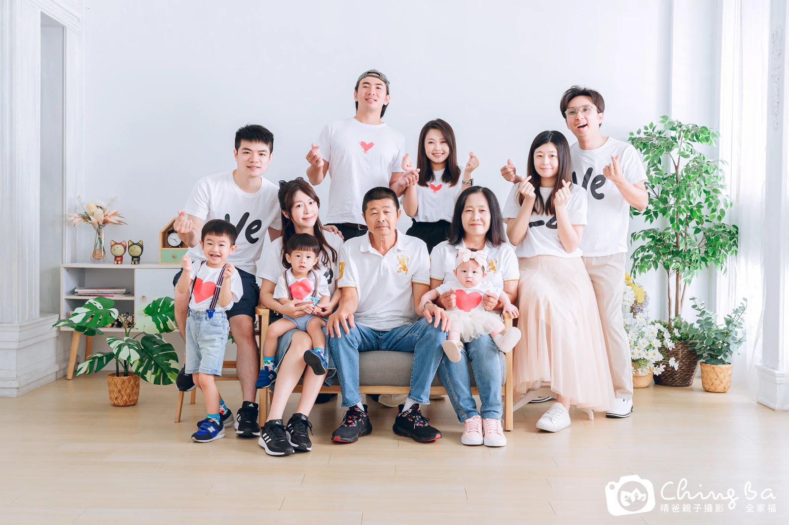 2023 年母親節的家族全家福,8 大 3 小