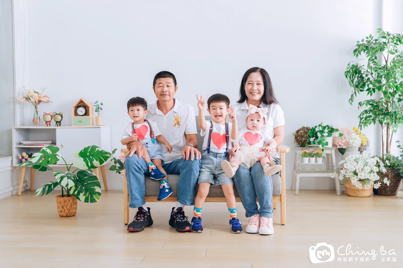 2023 年母親節的家族全家福,8 大 3 小