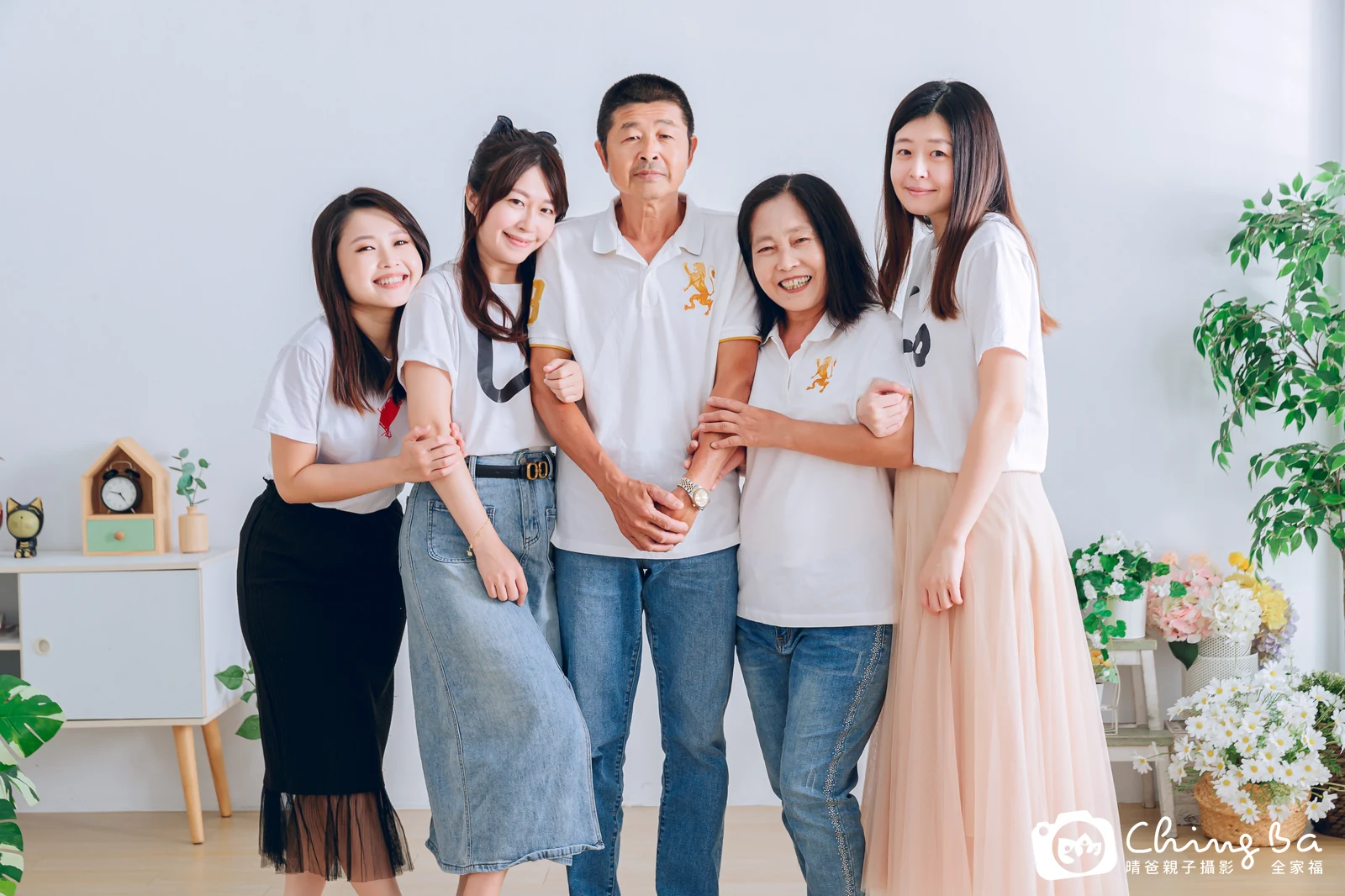 2023 年母親節的家族全家福,8 大 3 小