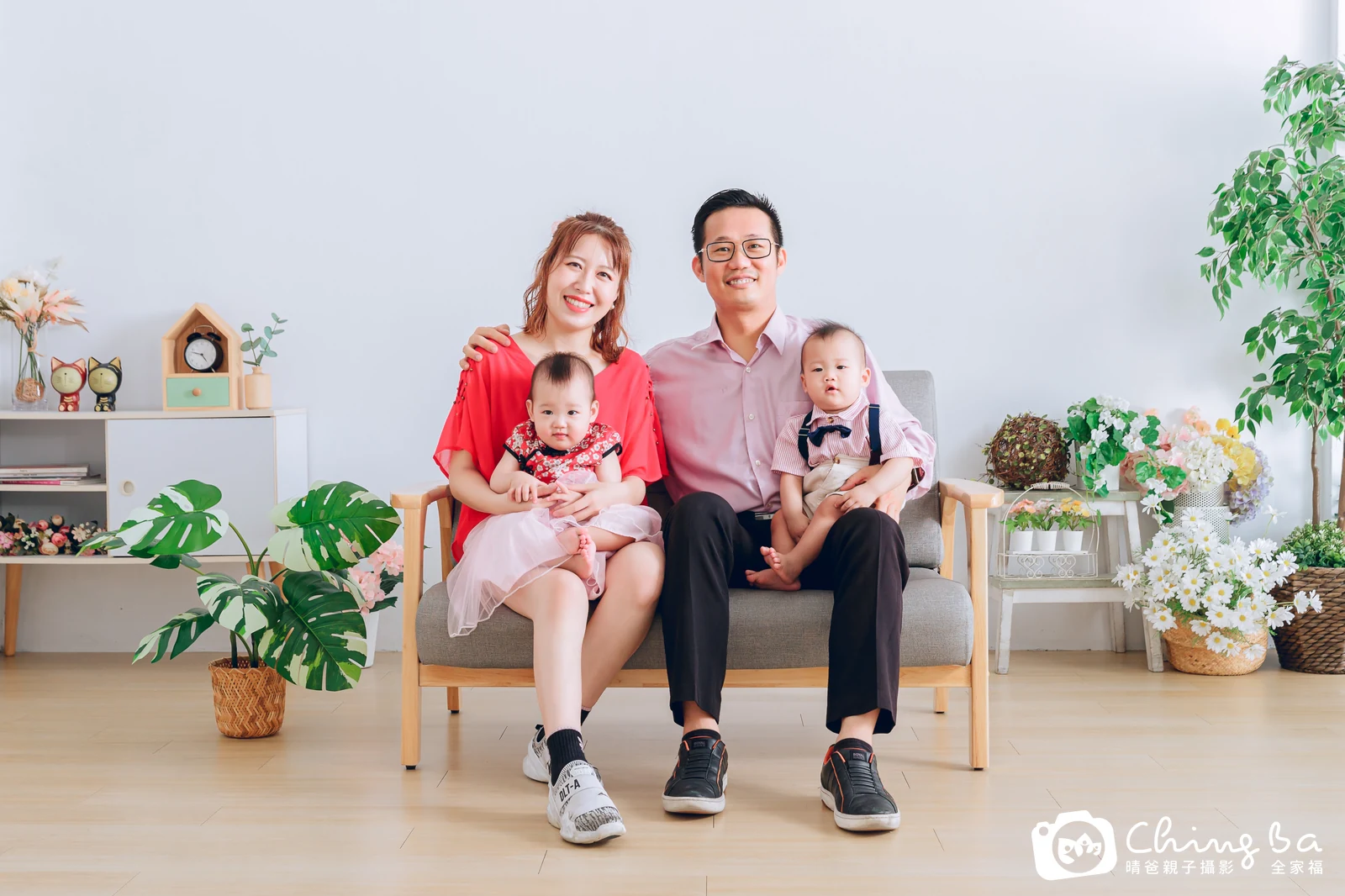 2023 年夏季的家族全家福,6 大 2 小