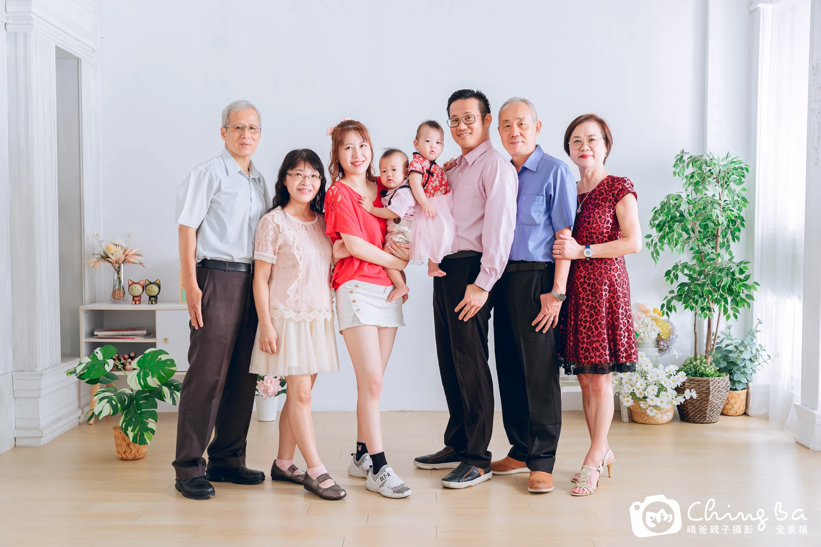 一家人在晴爸攝影棚拍全家福