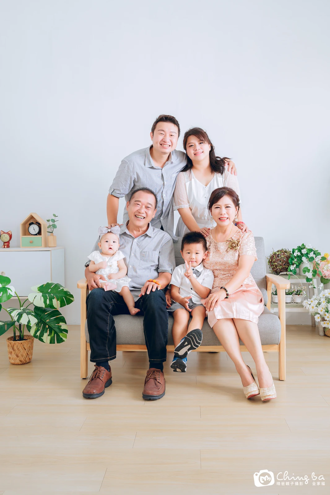 一家人在晴爸攝影棚拍全家福