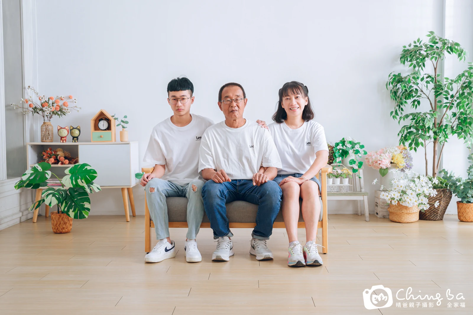 2025 年春季的家族全家福,7 大 6 小