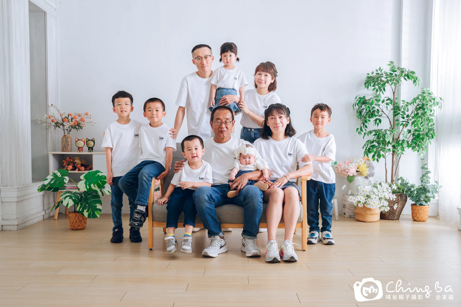 一家人在晴爸攝影棚拍全家福