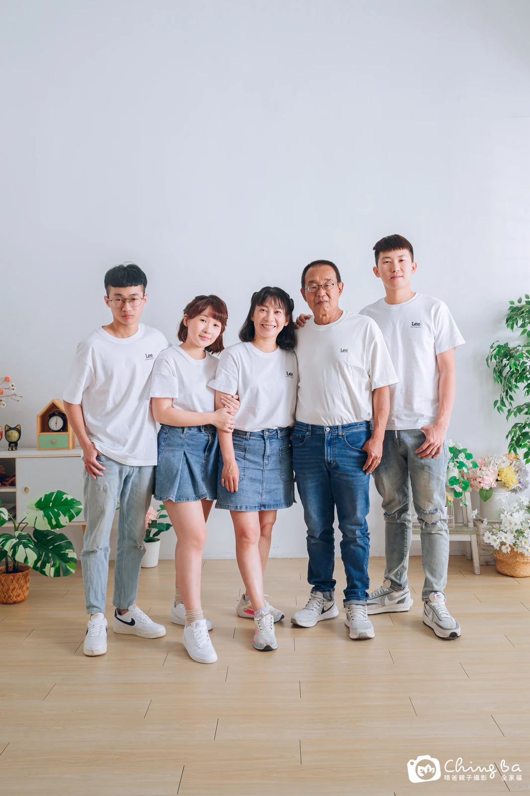 一家人在晴爸攝影棚拍全家福