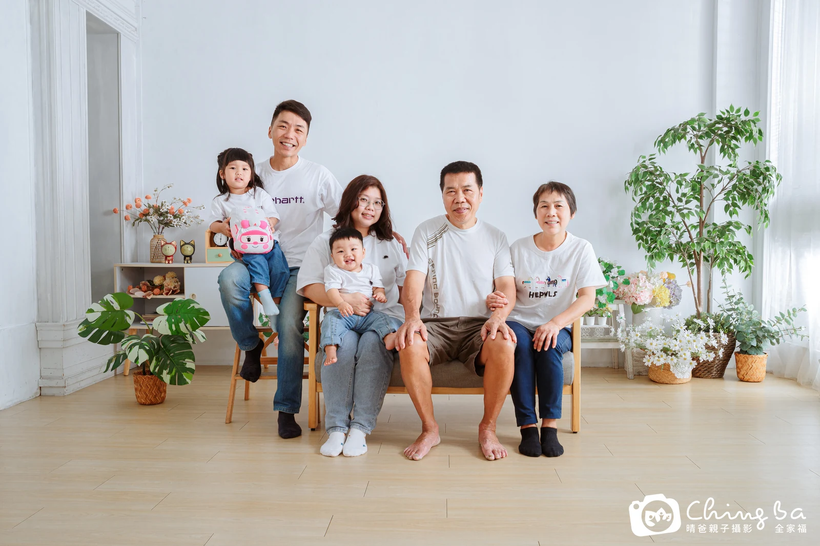 2025 年夏季的家族全家福，8 大 4 小