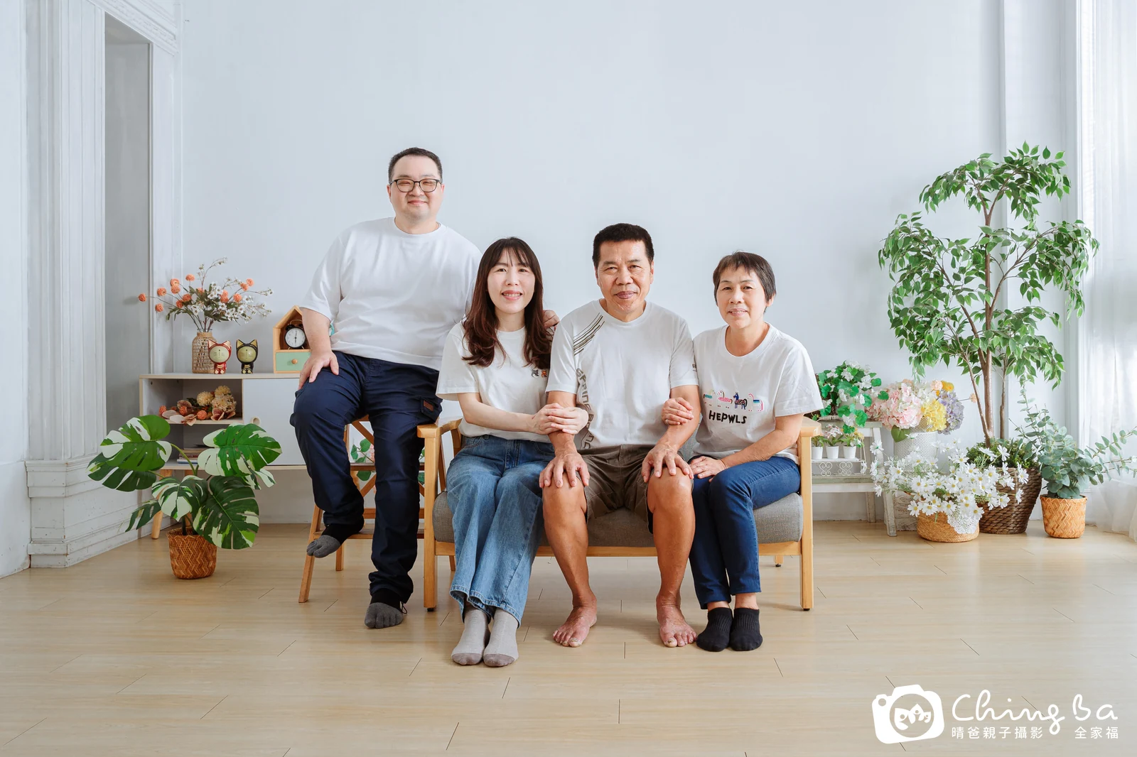 一家人在晴爸攝影棚拍全家福