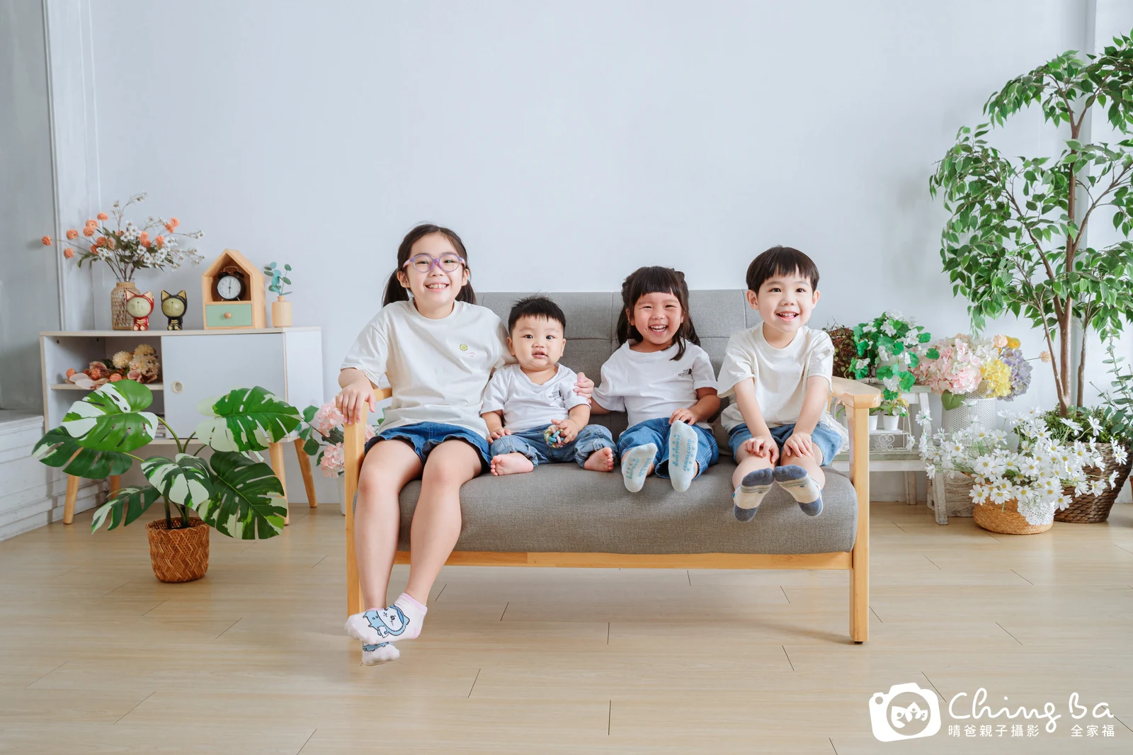 2025 年夏季的家族全家福，8 大 4 小
