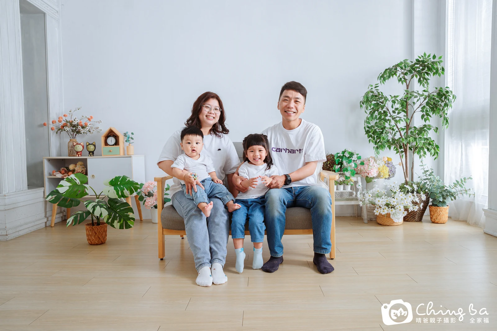 一家人在晴爸攝影棚拍全家福