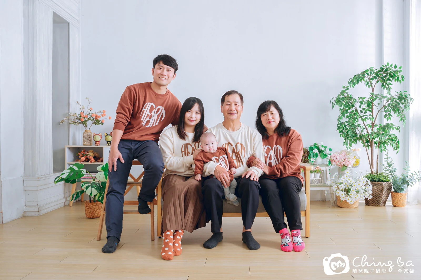2025 年新春的家族全家福，7 大 3 小
