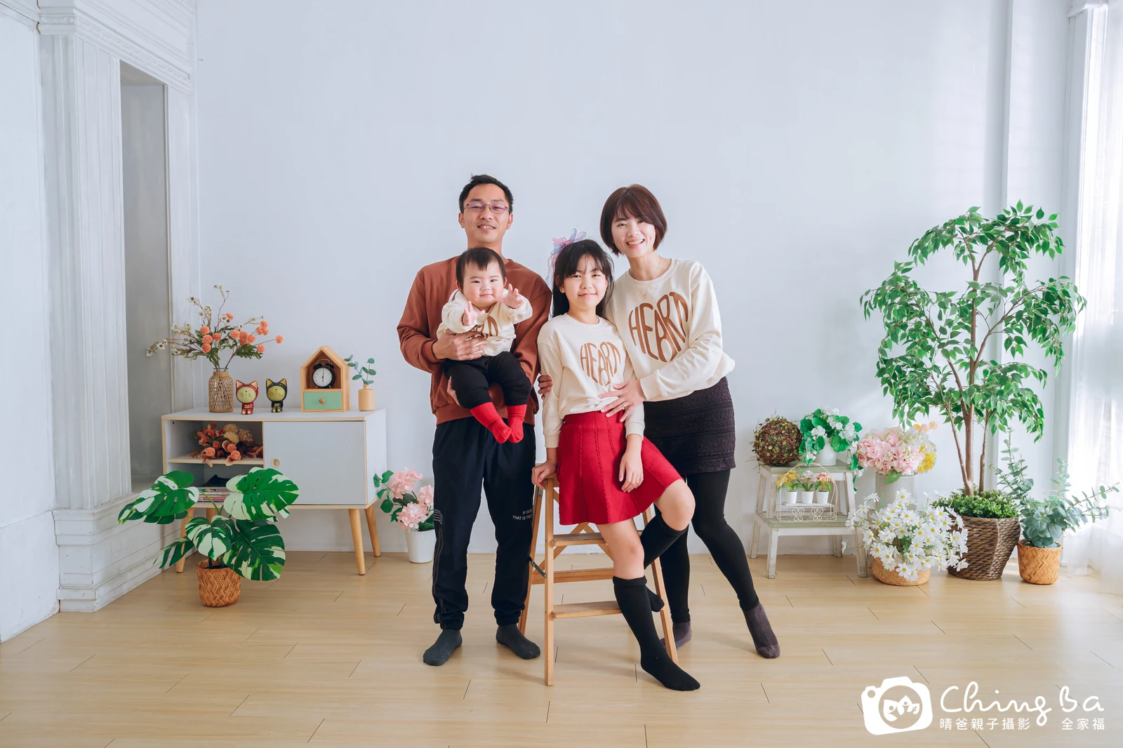 一家人在晴爸攝影棚拍全家福