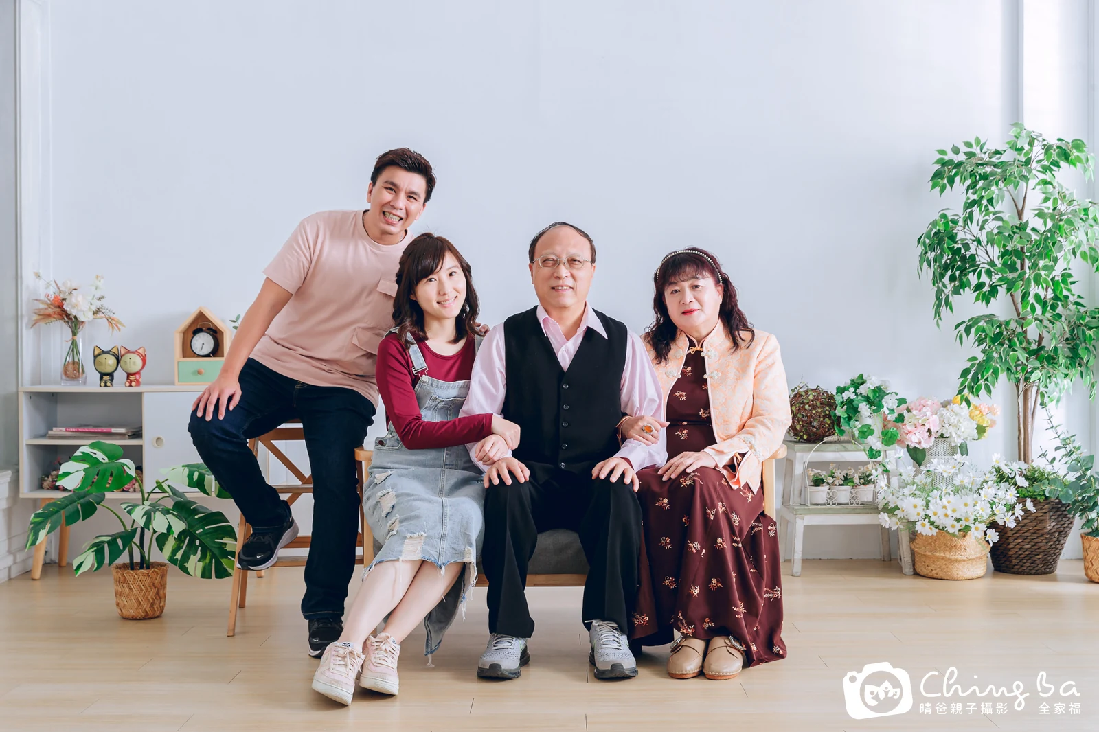 2023 年冬季的家族全家福,6 大 2 小