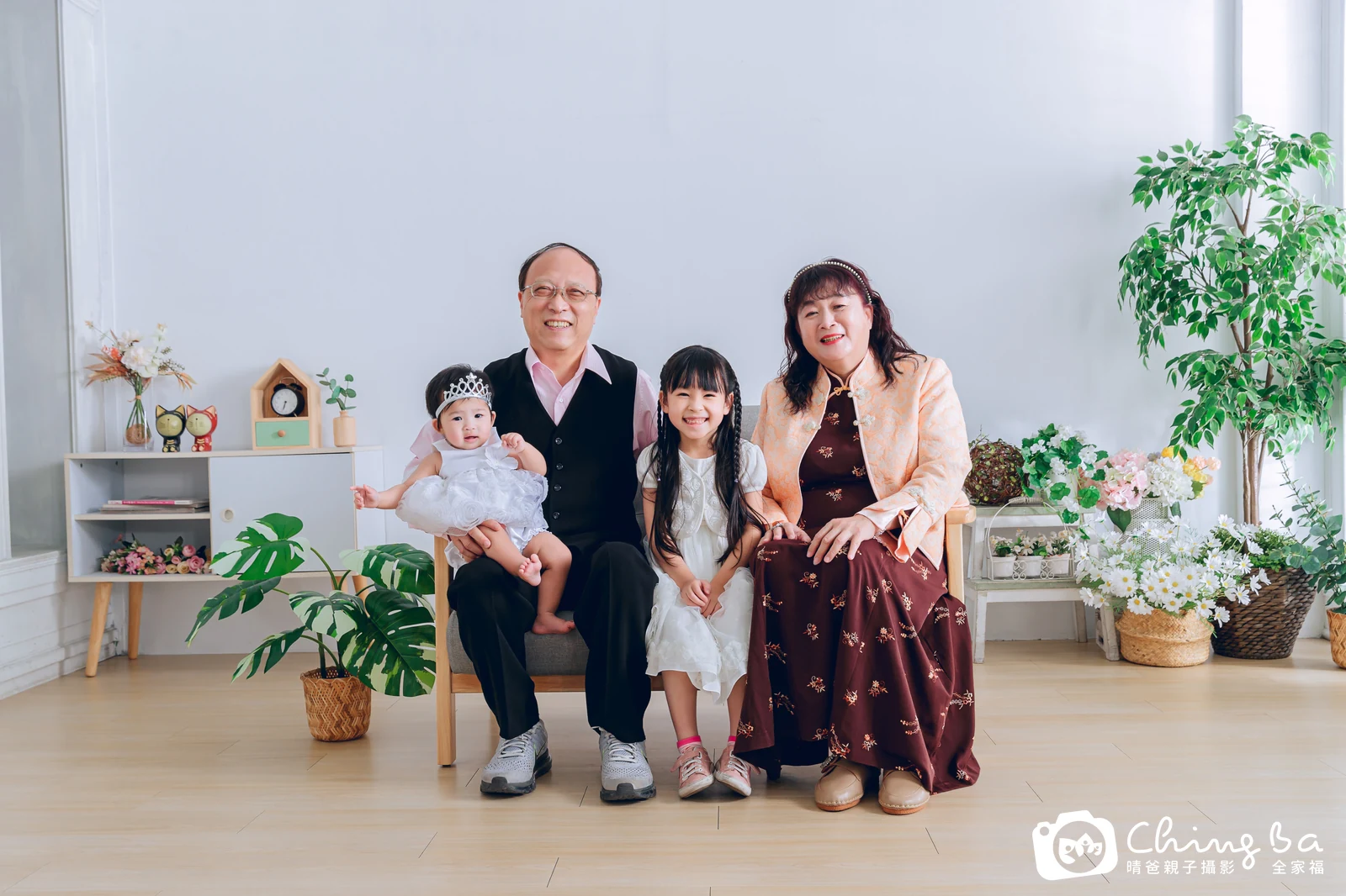 一家人在晴爸攝影棚拍全家福