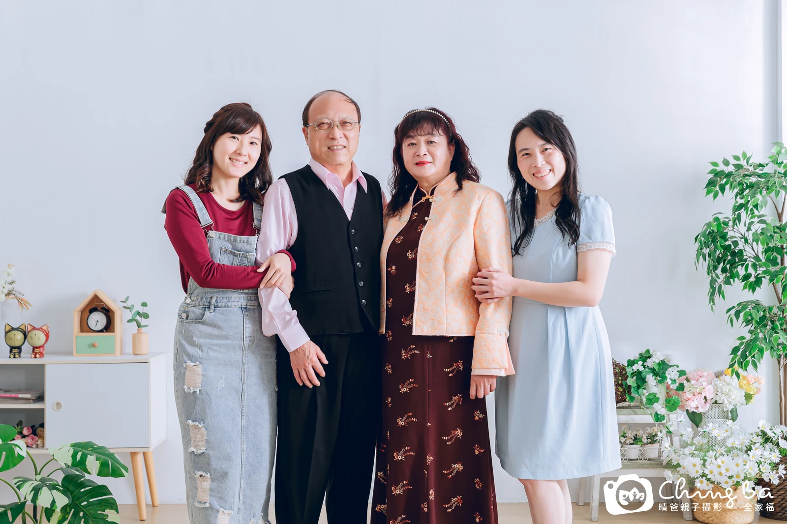 一家人在晴爸攝影棚拍全家福