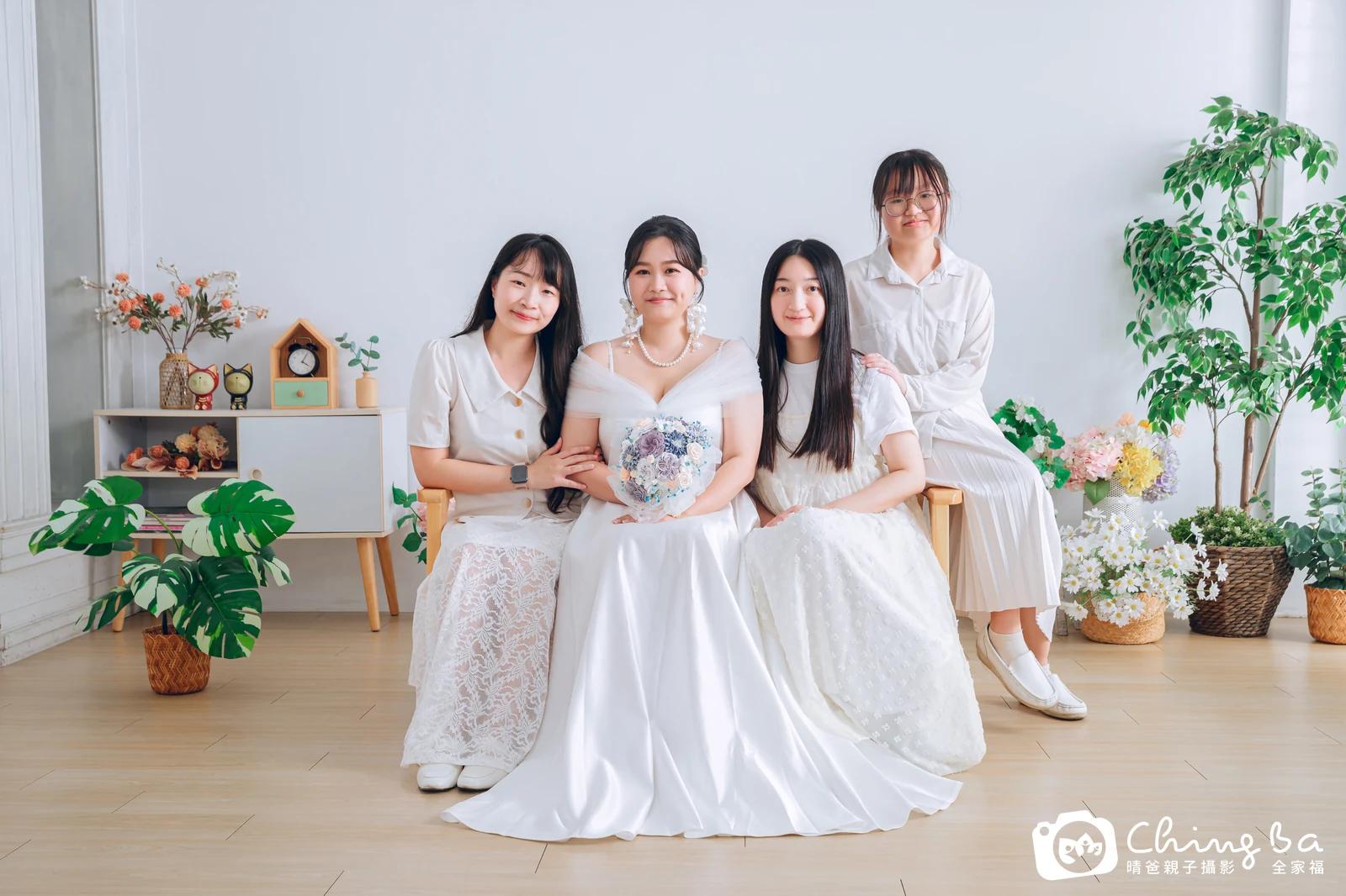 一家人在晴爸攝影棚拍全家福