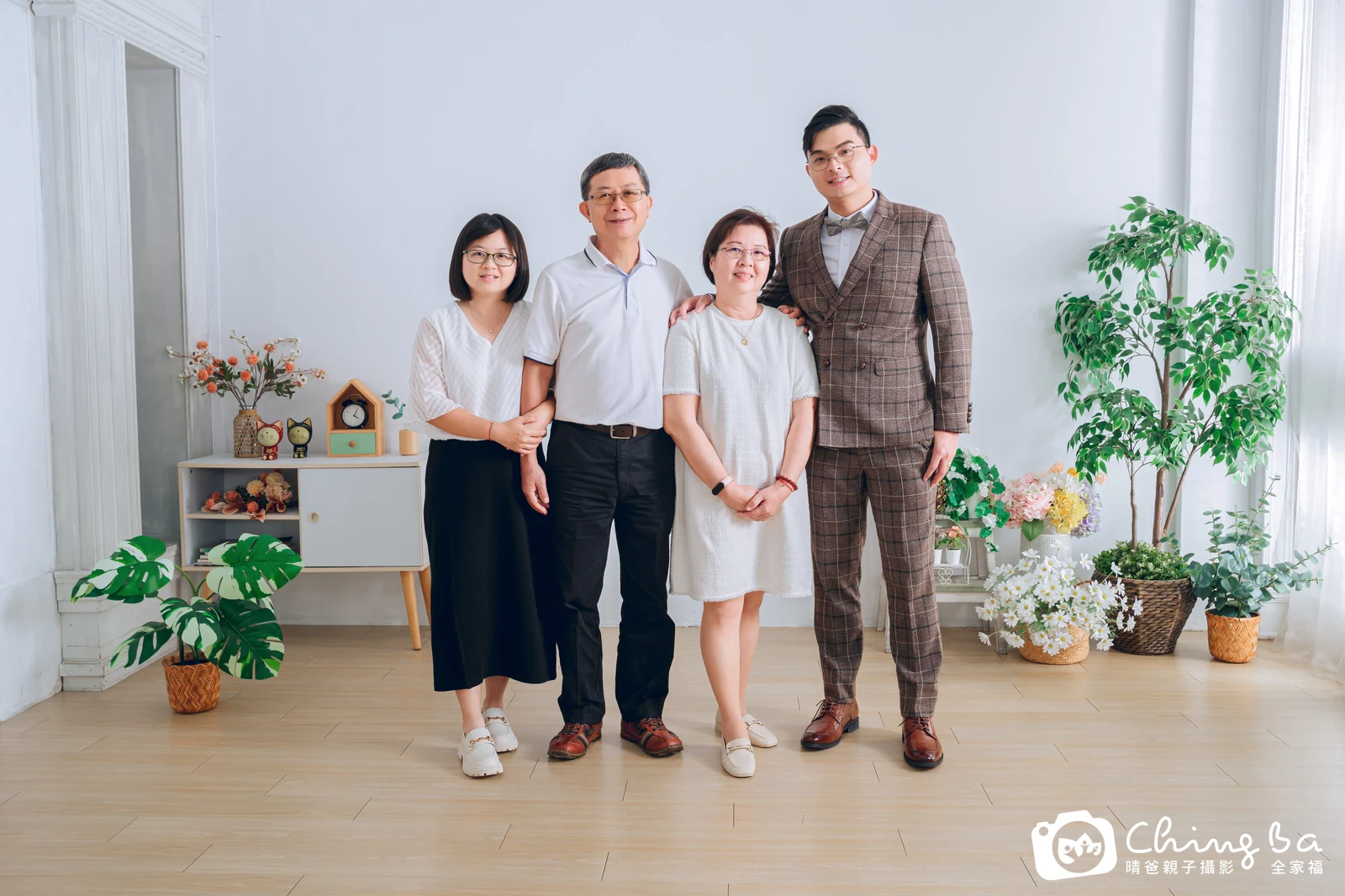 一家人在晴爸攝影棚拍全家福