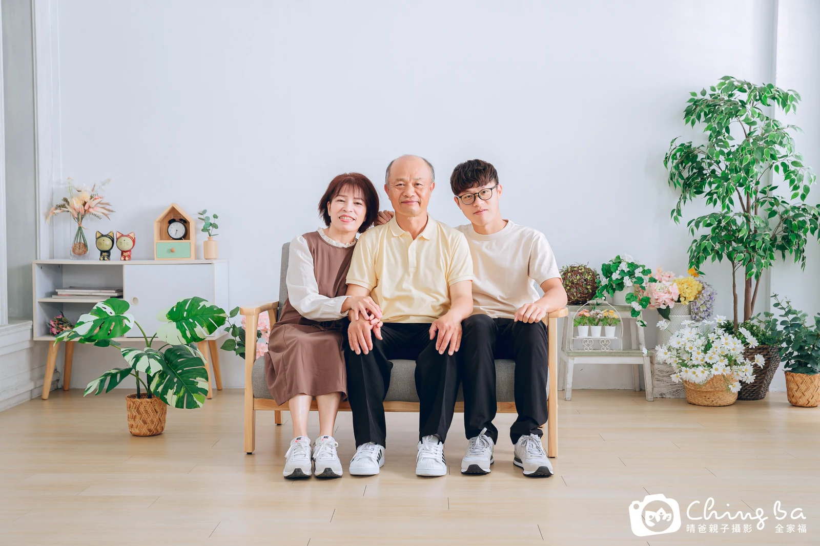 一家人在晴爸攝影棚拍全家福