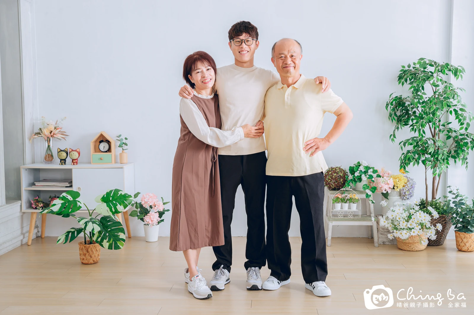一家人在晴爸攝影棚拍全家福