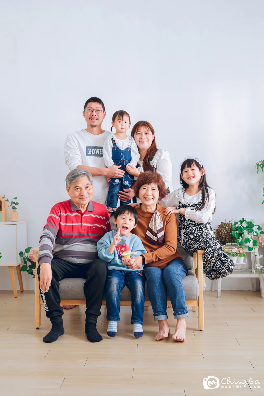 一家人在晴爸攝影棚拍全家福