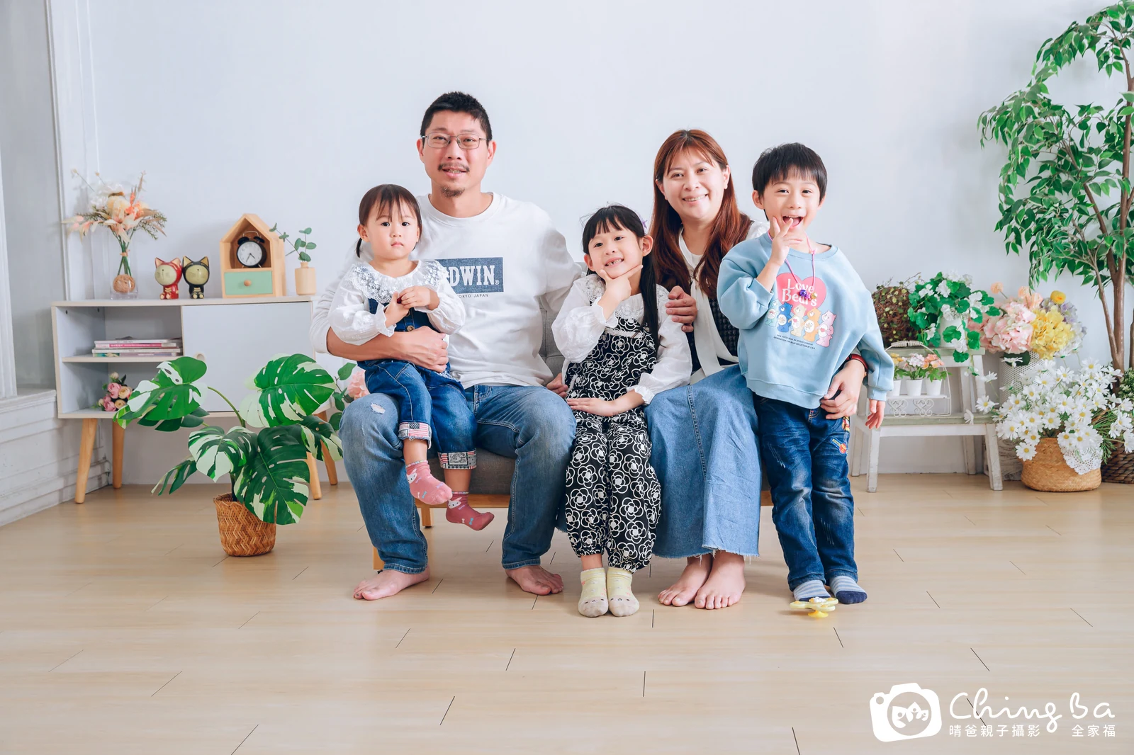 一家人在晴爸攝影棚拍全家福